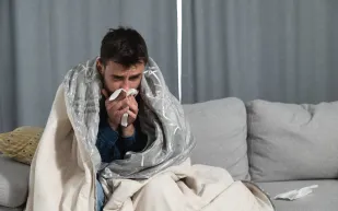 لماذا تزداد أعراض البرد والسعال خلال الليل؟ وكيف توقف زحفها؟