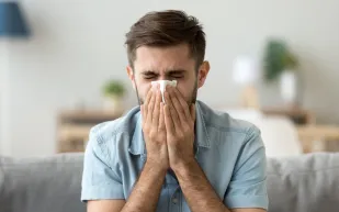 7 أضرار  لجسمك.. ماذا تعرف عن مخاطر كتم العطس؟
