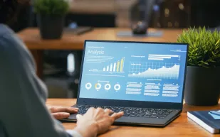 بين كفاءة الأداء وسرعة الإنجاز: دليلك لاختيار أفضل لاب توب لرجال الأعمال