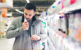 كيف يعمل مزيل العرق؟ وما الفرق بينه وبين مضاد التعرّق؟