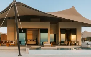 شراكة "Our Habits" والخطوط الجوية القطرية.. تجربة فندقية فريدة لاستكشاف سحر "رأس بروق"