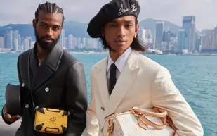  أزياء "Louis Vuitton" لمجموعة "Pre-Fall".. محاكاة لبحارة هونغ كونغ وراكبي الأمواج