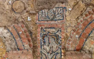 "مصنوعة من اللؤلؤ والأصداف".. اكتشاف فسيفساء عملاقة أسفل روما عمرها 2300 عام 