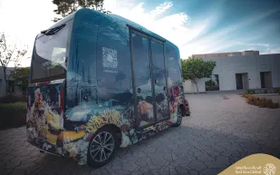 "البحر الأحمر الدولية" تدشن مركبتين ذاتيتي القيادة بمدينة "تيرتل باي"