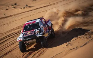 قبل انطلاق الرحلة الصعبة.. مركبات "رالي داكار 2024" تصل إلى المملكة