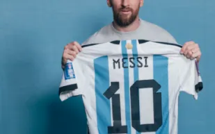 بيع 6 قمصان ارتداها "ميسي" بمبلغ 7.8 مليون دولار
