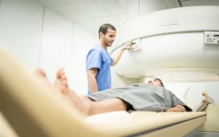 لماذا يجب تجنب حمل أي معدن خلال التصوير بالرنين المغناطيسي؟