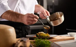  إلغاء شرط مدخل للعزاب وآخر للعوائل بالمطاعم