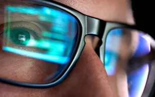 كيف يمكن أن تحمي بصرك من العمى؟.. "الصحة العالمية" تكشف