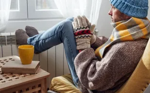 أسباب خطيرة لبرودة اليدين والقدمين.. احذرها