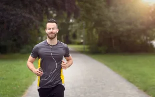 "للحصول على مكافآت".. شركة صينية تجبر العمال على الجري 3 كم يوميًا