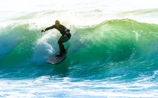 دراسة: ركوب الأمواج تزيد من إنتاجية العمل بنسبة 10%