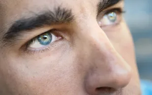 ما أكثر ألوان عيون البشر ندرة؟ وأيها أكثر جاذبية؟