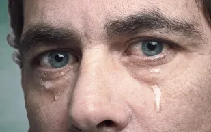 ليس للحزن فقط.. ما أهمية البكاء للإنسان؟