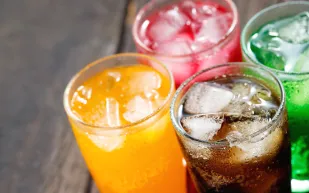 عصائر الفواكه والمشروبات الغازية.. هل هما وجهان لعملة واحدة؟