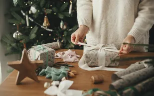 "فن لا يتقنه الجميع".. كيف تختار هدية مناسبة لزوجتك؟