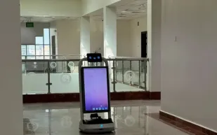 الأول من نوعه.. بلدية بيشة تشغل روبوتًا ذكيًا لخدمة المستفيدين (فيديو)