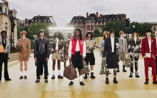 "من باريس إلى نيويورك".. مشهد مختلف لمجموعة "Louis Vuitton" لصيف وربيع 2024