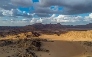 تشكيلات صخرية فريدة تكشف الجمال الخلاب لصحراء تبوك