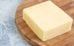 "الميكروبات لها دور".. باحثون يكشفون السر وراء المذاق اللذيذ للجبن الشيدر