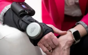 قفاز جديد لمساعدة مرضى الشلل الرعاش