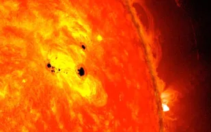 الشمس تدخل المرحلة الأكثر نشاطًا خلال 20 عامًا.. ماذا سيحدث؟