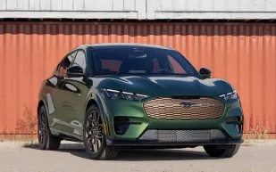"Ford" تكشف عن السيارة الكهربائية "Mach-E Mustang Bronze" .. عملاق الأداء الجديد