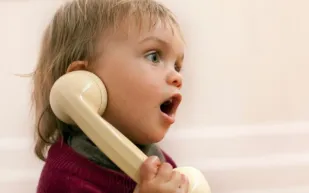 دراسة: الاستماع إلى البالغين مهم لتطوير قدرة الطفل على الكلام مبكرًا