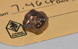 من وسط الوحل.. فرنسي يعثر على ألماسة ثمينة بوزن 7.46 قيراطًا