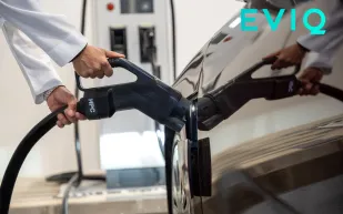 مذكرة بين "روشن" و"EVIQ" لتوفير بنية تحتية عامة لشحن السيارات الكهربائية