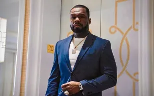 أصابها بارتجاج في المخ... مذيعة تقاضي فيفتي سينت قانونيًا (فيديو)