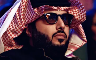 كيف رد المستشار تركي آل الشيخ على مشجع من ذوي الاحتياجات الخاصة طلب دخول الملعب مع رونالدو؟ (فيديو)