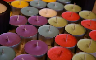 تحذيرات من تأثيرات صحية سلبية للشموع المعطرة