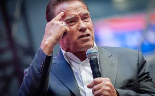 توقيف أرنولد شوارزنيجر واستجوابه في مطار ميونيخ.. ماذا فعل ؟