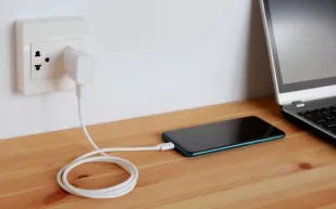 ما هي أضرار استخدام شاحن رديء لهاتفك؟ خبير يكشف