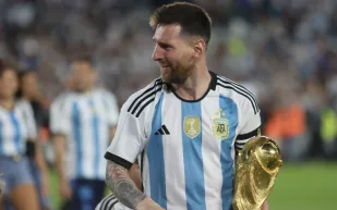 حذاء ميسي في ظهوره الأخير يثير جنون عشاقه... ما علاقته بعائلة سمبسون؟