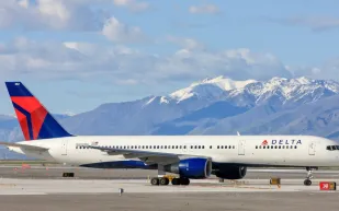 حادث جديد.. طائرة بوينغ 757 تفقد عجلتها في أثناء الإقلاع