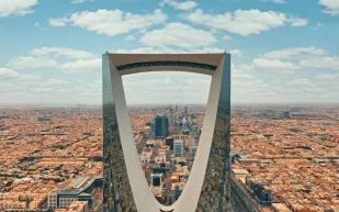 ما هي الشركات المستثناة من وجود مقر إقليمي في المملكة؟