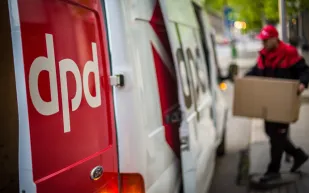 روبوت "DPD" يخرج عن السيطرة ويتهم شركته بأنها الأسوأ على الإطلاق!