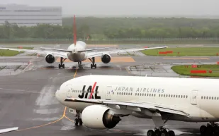 اصطدام طائرتين في مطار هوكايدو باليابان (فيديو)