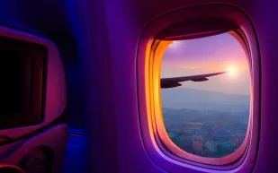 انفجار نافذة طائرة "بوينغ 737 ماكس 9" في السماء (فيديو)