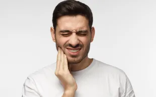 رغم الحشو.. لماذا قد تُعانِي ألم الأسنان؟