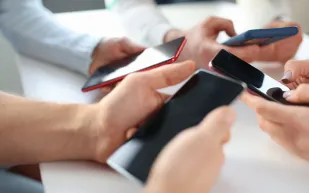 دراسة: إدمان الهواتف الذكية يُفاقِم الشعور بالوحدة