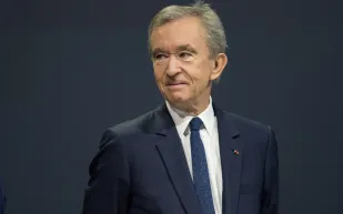 الرجل الأكثر ثراءً.. كيف أسس "برنارد أرنو" أفخم إمبراطورية في العالم؟