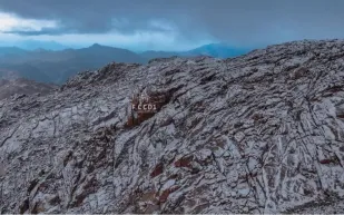 الثلوج تغطي جبل اللوز بالسعودية في منظر باهر (فيديو)