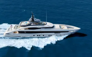 يخت "Jade".. براعة هندسية وقدرة على المغامرة في البحار الهائجة