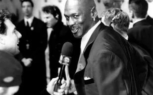  بيعت بـ 8 ملايين دولار... أحذية مايكل جوردان تسجل رقما قياسيا في مزاد علني