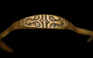 اكتشاف خاتم ذهبي نادر في قلعة في بولندا يعود عمره إلى 800 عام
