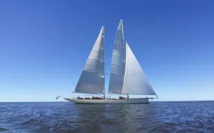 أكبر يخت شراعي من ألياف الكربون للبيع بسعر 19.9 مليون دولار