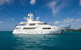 عرض اليخت الفاخر "Perle Bleue" للبيع بسعر 10.5 مليون يورو